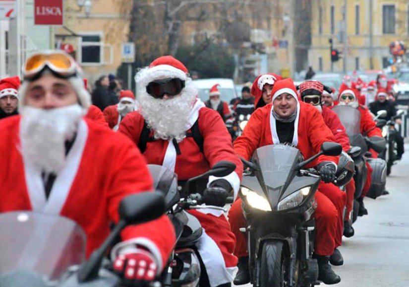 Moto-Mrazovi na Korzu dijele slatkiše na Staru godinu