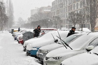 FOTO: Građani se od jutra &quot;bore&quot; sa snijegom