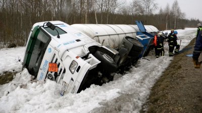 Vozač (46) u Trnovcu teretnjakom sletio na oranicu i prevrnuo se na krov