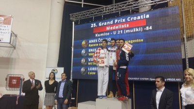 Enes Garibović na postolju sa srebrnom medaljom