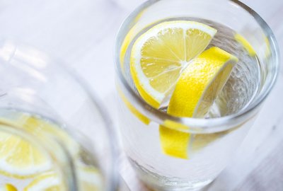 Za zdravlje i ljepotu, dan treba započeti čašom vode s limunom