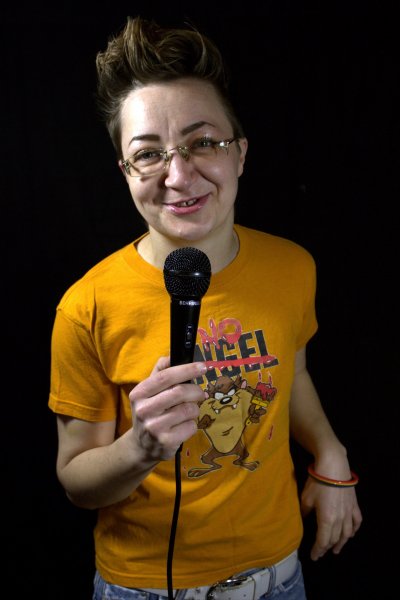 Ružičaste naočale – novi show komičarke Marine Orsag premijeru ima u kinu Galeriji