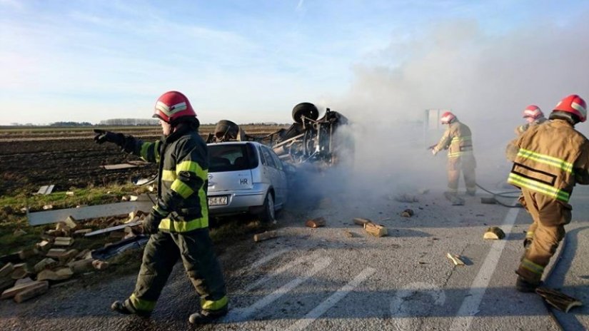 FOTO: Vozačica teško ozlijeđena u sudaru s kamionom u Hrastovskom