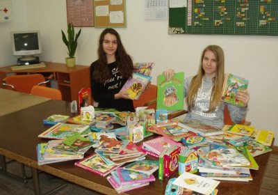 Varaždinski učenici dječjim odjelima OB Varaždin poklonili knjige