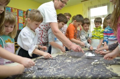 FOTO: Mališani iz vrtića &quot;Zeko&quot; učili kako se priprema Trnovečka makovnjača