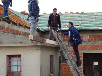 FOTO: Radovi na zamjeni krovišta na Društvenom domu u Strmcu