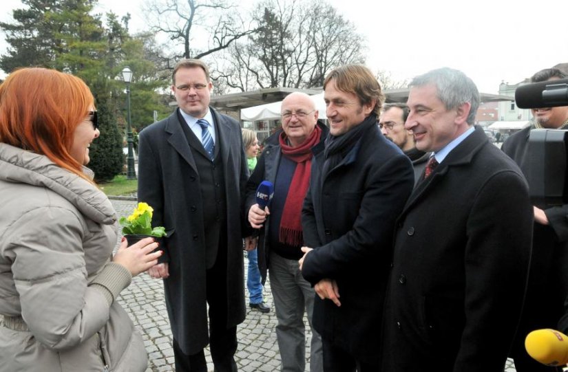 Štromar, Habuš i Jurčec iznenadili vozačice cvijećem