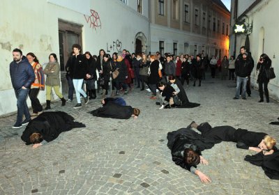 FOTO: Uličnom kazališnom predstavom žene upozorile na nejednakosti u društvu