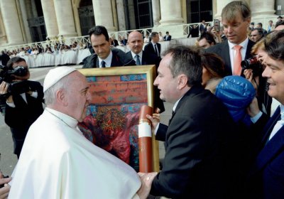 FOTO: Ludbreški gradonačelnik Dubravko Bilić papi Franji predstavio Ludbreg