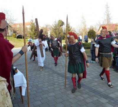 FOTO: U Vinici uprizoren živi križni put