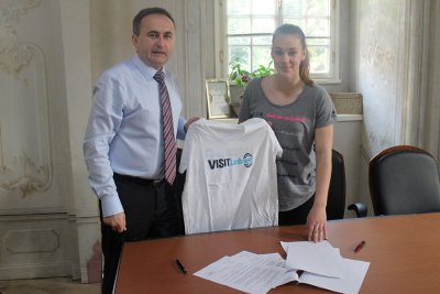 Sara Kolak prilikom potpisivanja stipendijskog ugovora s ludbreškim gradonačelnikom Dubravkom Bilićem