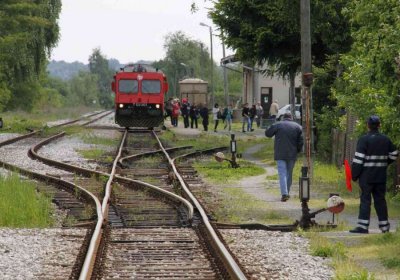 Vlak mora stati da bi propustio vozila, a HŽ tvrdi da sigurnost nije ugrožena