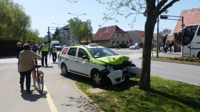 FOTO: Vozilo se nakon sudara na Vidovskom trgu odbilo i udarilo pješakinju
