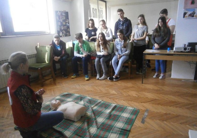 Članovi Kluba mladih GDCK Novi Marof na edukaciji o pružanju prve pomoći