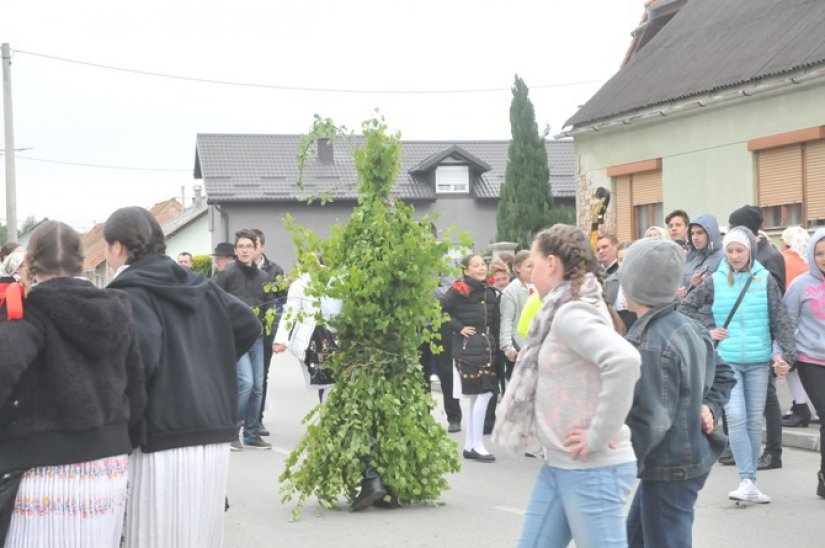 Jura Zeleni prije povorke zaplesao je sa članovima KUD-a Klaruš