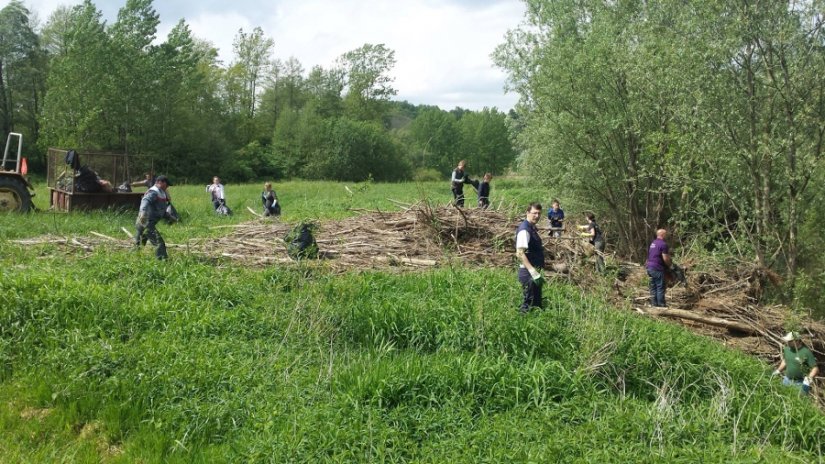 FOTO: U Tuhovcu se &quot;Zelenoj čistki&quot; korita rijeke Bednje pridružilo 30-ak mještana