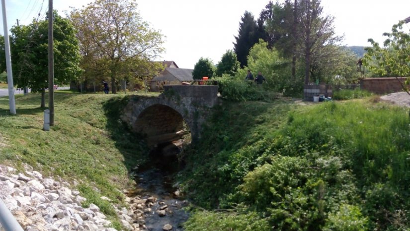 FOTO: U Svibovcu Topličkom uredili stari most i dječje igralište