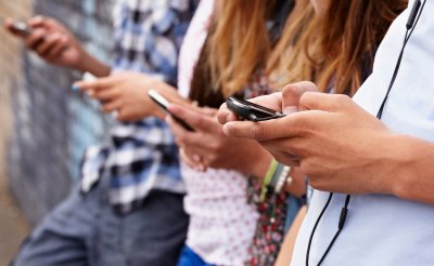 O pametnim telefonima ovisni tinejdžeri, ali i njihovi roditelji