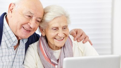 Volonteri s FOI-a učit će starije ljude kako poslati e-mail i zvati preko Skype-a
