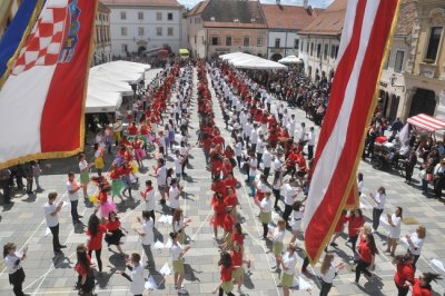 FOTO: Varaždinski maturanti otplesali tradicionalnu quadrillu