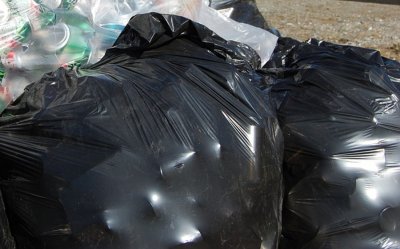 U Dravu bacio veću količinu otpada u crnim vrećama, policija traga za počiniteljem