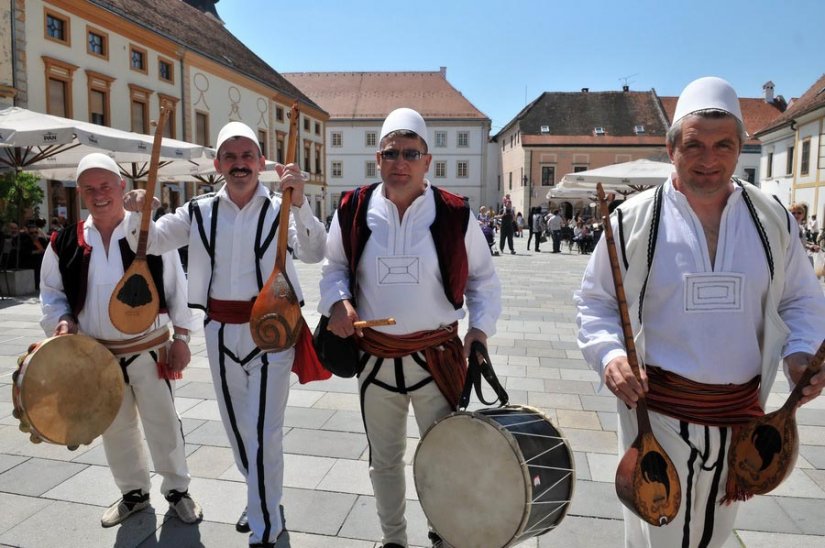 FOTO: Plesom i prehrambenim delicijama započeo Dan nacionalnih manjina