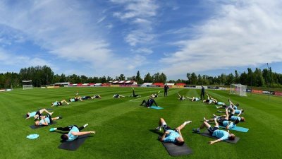 Vatreni na treningu na igralištu Poleta