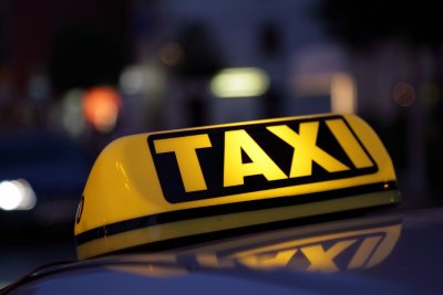 Porezna uprava provodi pojačan nadzor nad taxi službama i noćnim klubovima