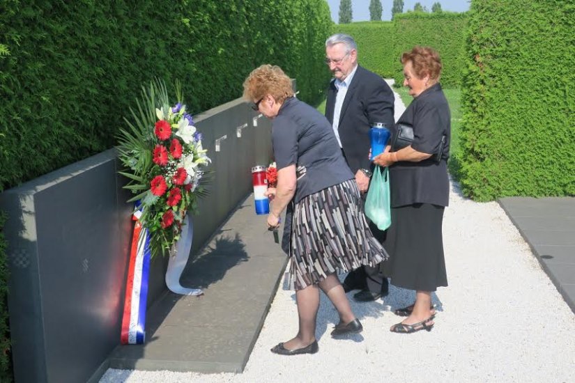 FOTO: Polaganjem vijenaca odana počast svim poginulim braniteljima