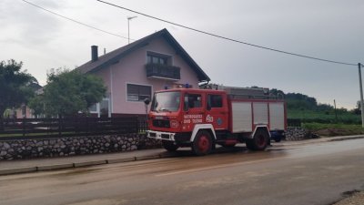 Posljedice jučerašnjeg nevremena: Vatrogasci ispumpavali vodu i izvlačili auto