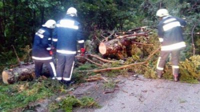 Vatrogasci jučer diljem županije sanirali posljedice nevremena