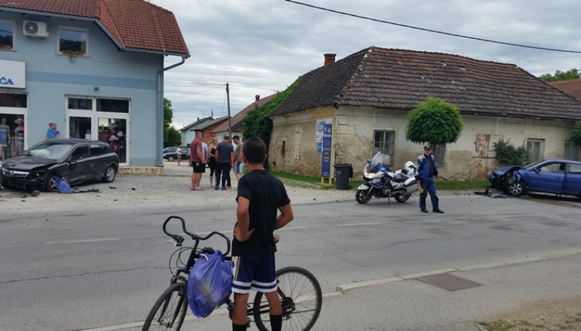 FOTO: Težak sudar dvaju automobila u Vinici, ozlijeđen jedan vozač