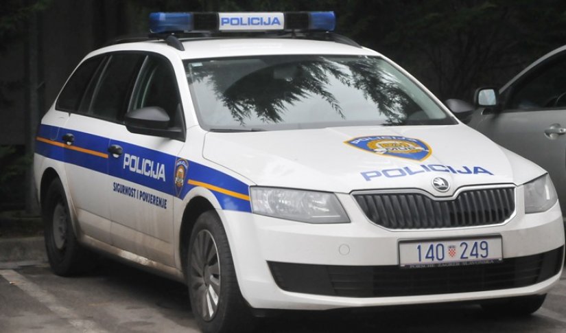 Tijekom vikenda 13 nesreća: U Lužanu se pijan autom zabio u drvo