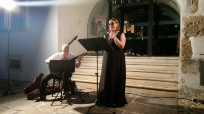 Sofija i Darko koncertom u Atriju Starog grada proslavili deset godina muziciranja
