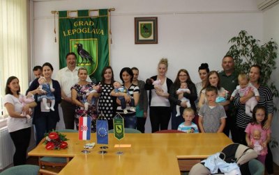 FOTO:Roditeljima 12 najmlađih stanovnika grada Lepoglave uručene gradske potpore