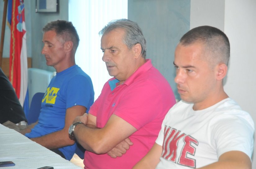 Nikola Šafarić, Stjepan Cvek i Miljenko Telebar (s desna) na današnjoj konferenciji za novinare u klubu