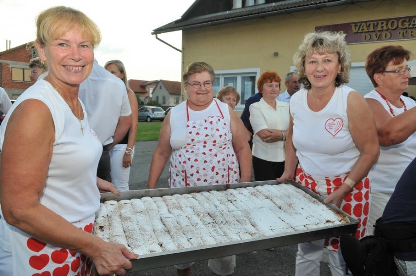 FOTO: Mirisi ukusne makovnjače mamili mještane na &quot;Ljetu u Trnovcu&quot;