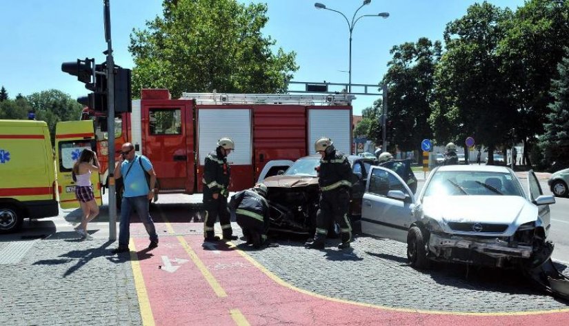 FOTO: Nesreća na Kapucinskom trgu, ozlijeđene izvlačili vatrogasci