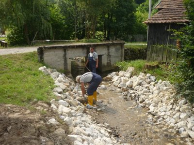 Sanirano je korito potoka Željeznice kod kapelice