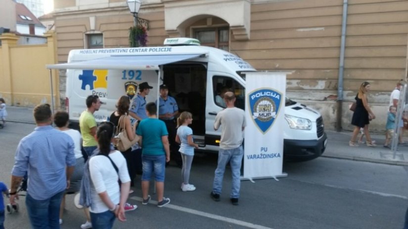 Policajci na Špancirfestu građane informiraju o prevenciji, ali i školovanju
