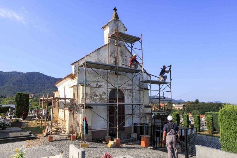Počela obnova stare kapelice na gradskom groblju u Ivancu