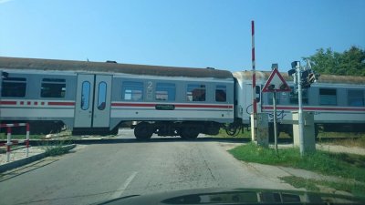 FOTO Pružni prijelaz u Turčinu: Vlak prolazi, a rampa nije spuštena!