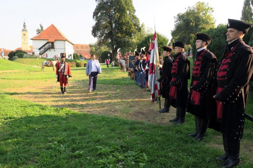 FOTO: Povijesne postrojbe postrojile se u čast Varaždinske županije