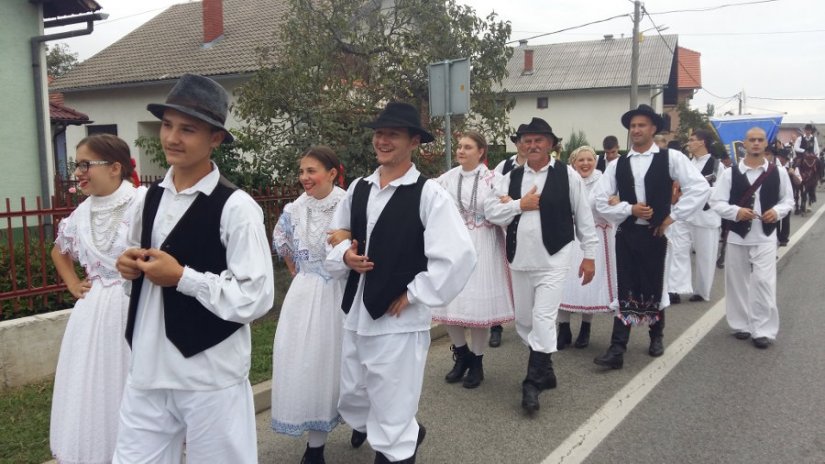 VIDEO,FOTO: Folkloraši, konjske zaprege i oldtimeri razveselili posjetitelje Zeljarijade