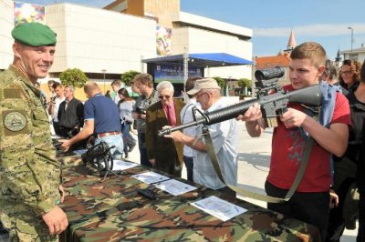 FOTO Borbena vozila zaposjela Kapucinski trg