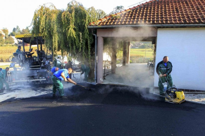 Asfaltirane prilazne površine grobnoj kući i staza na groblju u Radovanu