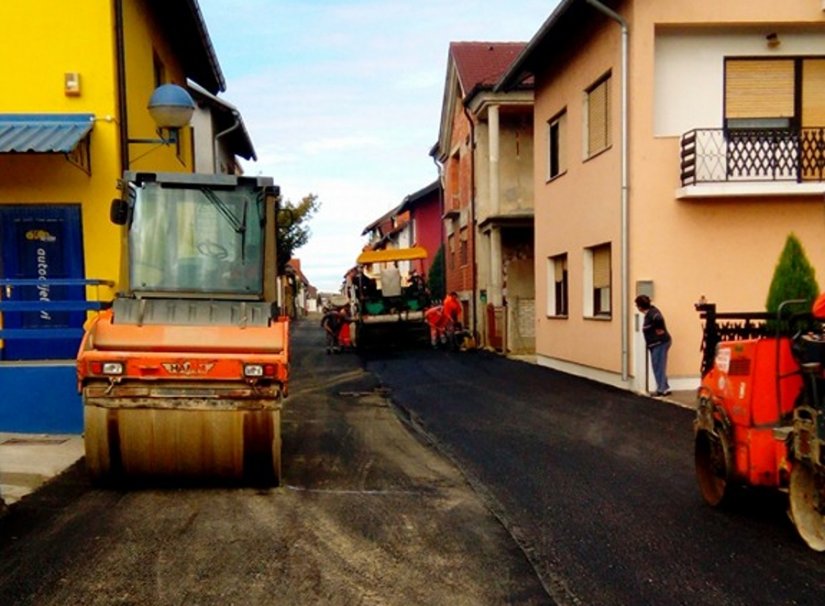 U Viničkoj ulici u Varaždinu završni radovi na asfaltiranju ceste