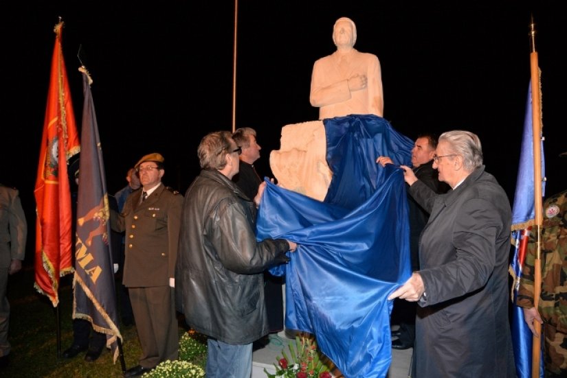 FOTO: Tristotinjak mještana Vinice nazočilo svečanom otkrivanju spomenika dr. Tuđmanu