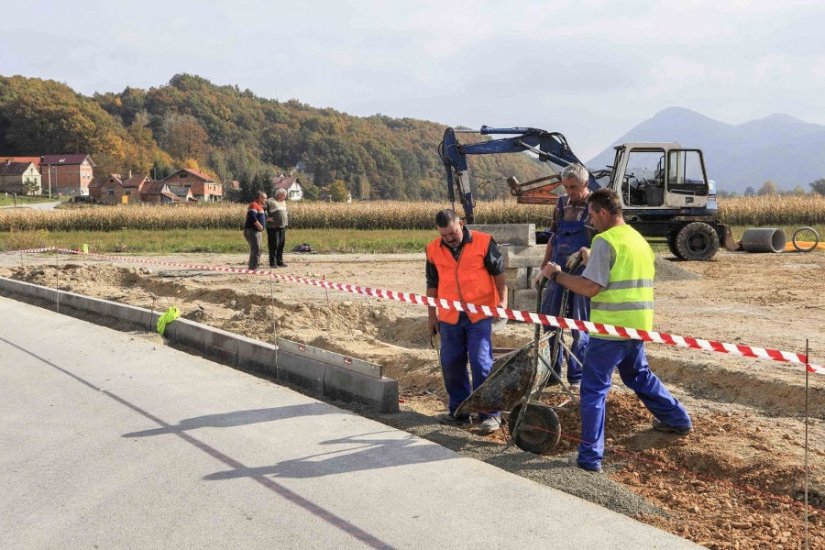 Gradovi Ivanec i Novi Marof uređuju parkiralište kod groblja u Margečanu