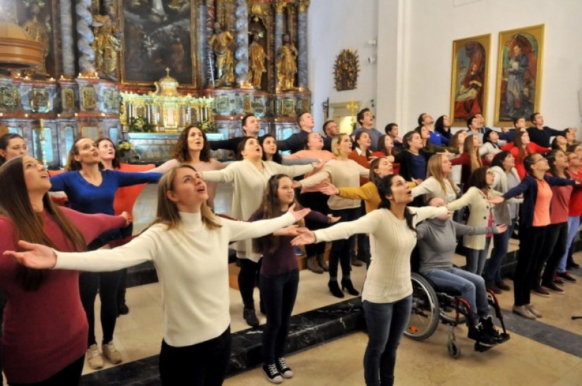 Ovogodišnje molitveno bdijenje održano je pod geslom "Veselo kročim stazom života!"